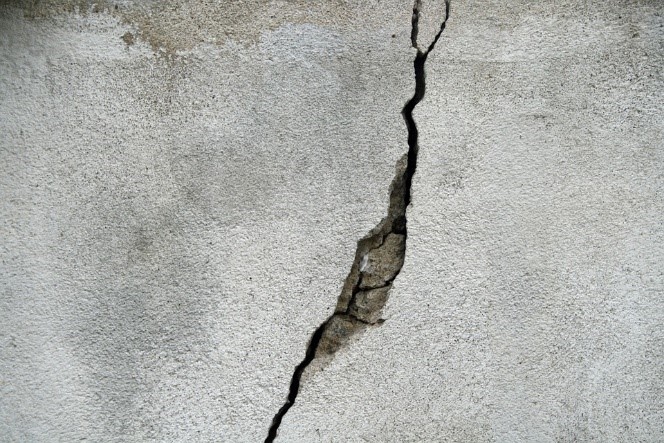 cracks in walls, wall problems, cracks in internal walls of house, internal wall cracks