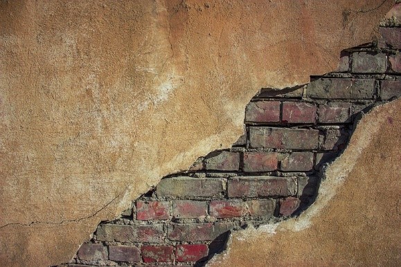 cracks in walls, wall problems, cracks in internal walls of house, internal wall cracks